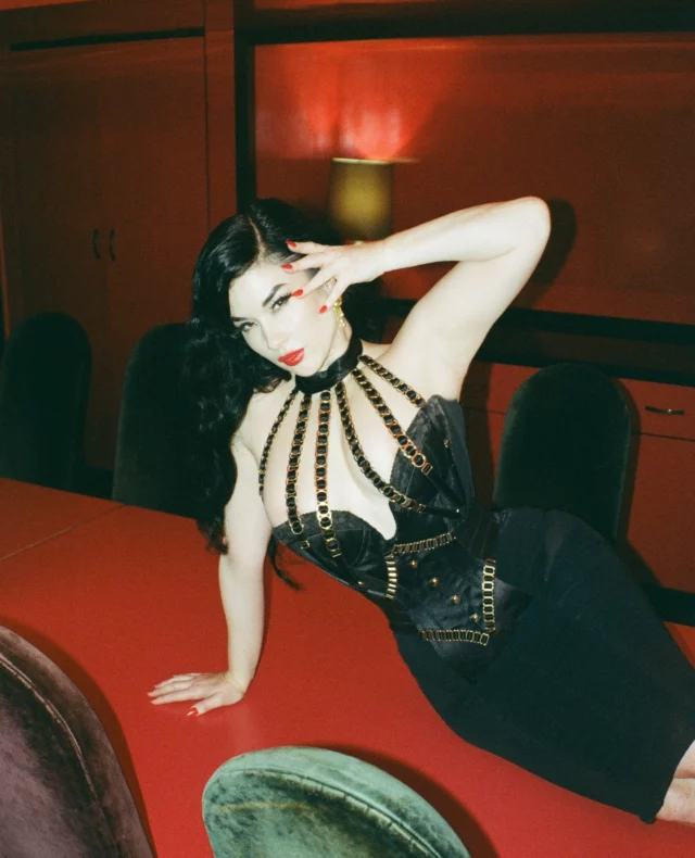 Some rooms whisper.⁠
The PDR purrs.⁠
⁠
Muse @missy_fatale⁠
Pic by @karenstanleyphoto⁠
Wearing @torturegardenlatex⁠
Styling @rotten.babe