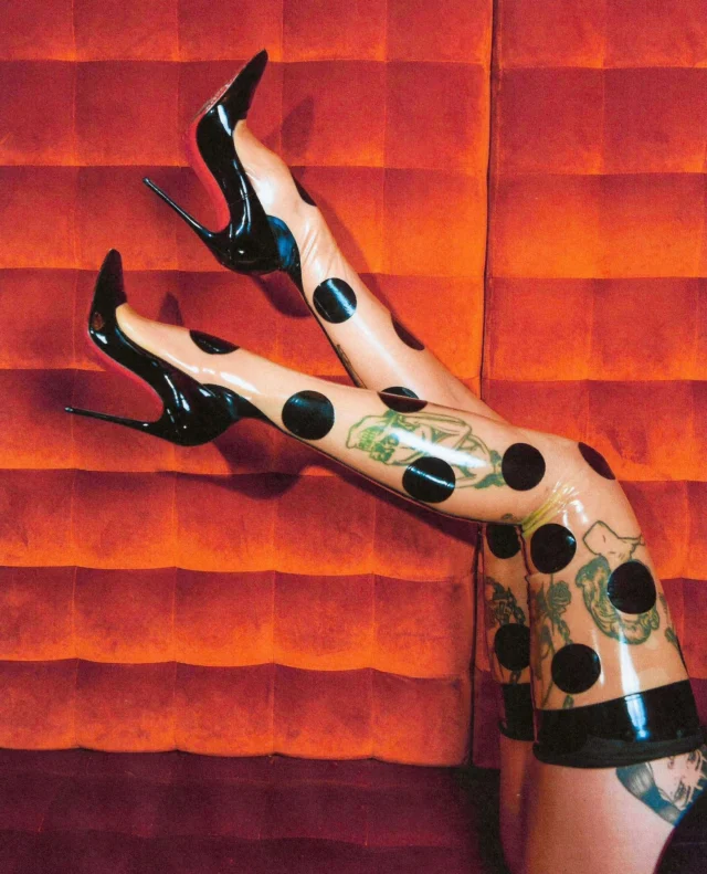 Not your average Wednesday sermon.⁠
Polka dots. Latex. And a booth that’s seen things.⁠
⁠
Muse & Styling @rotten.babe ⁠
Pic by @karenstanleyphoto⁠
Wearing @torturegardenlatex⁠